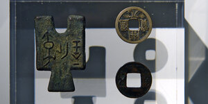 Alte chinesische Münzen als Ausstellungsobjekte