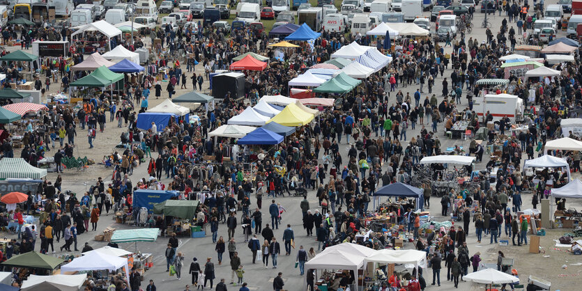 Marktstände auf einem großen Flohmarkt