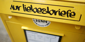 Ein gelber Breifkasten auf dem geschrieben steht: Nur Liebesbriefe