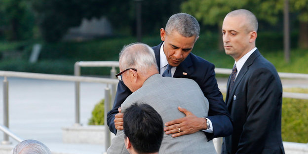 Hiroshima am Freitag: Obama umarmt den Atomüberlebenden Shigeaki Mori