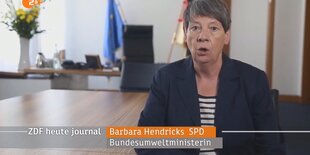 Eine Frau, es ist Bundesumweltministerium Hendricks, sitzt an einem Tisch und spricht in Richtung der Kamera