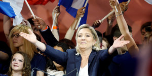 Marine Le Pen breitet die Arme aus