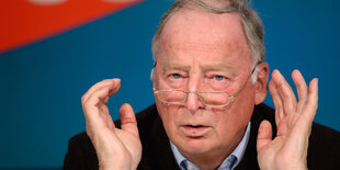 Ein Mann spitzt die Ohren. Es ist Alexander Gauland