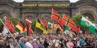 Pegida-Demonstranten vor dem Hauptbahnhof Dresden