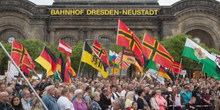 Pegida-Demonstranten vor dem Hauptbahnhof Dresden