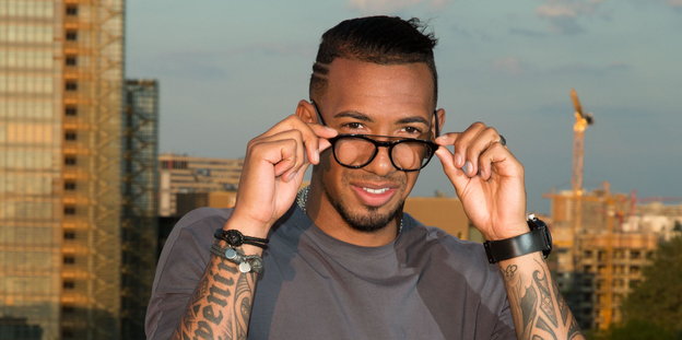 Fußball-Nationalspieler Jérôme Boateng präsentiert seine eigene Brillenkollektion Fußball-Nationalspieler Jérôme Boateng präsentiert seine eigene Brillenkollektion