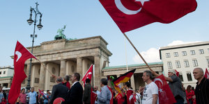 Demonstranten mit türkischen und einer deutschen Flagge vor dem Brandenburger Tor