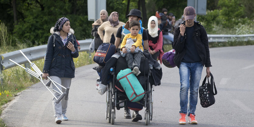 Flüchtlinge verlassen am vergangenen Mittwoche das Camp in Idomeni.