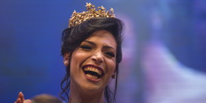 Porträt der lachenden Tallinn Abu Channa mit Krone, Gewinnerin von Miss Trans Israel