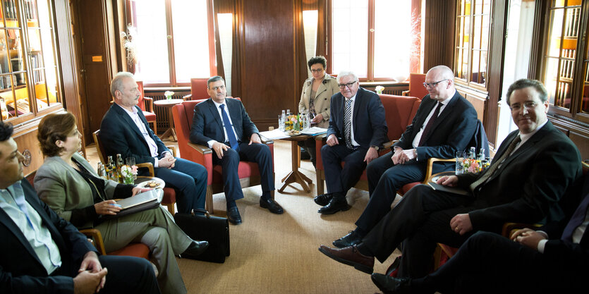 Eine Gruppe von Verhandelnden, im Zentrum Frank Walter Steinmeier