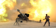 ein Artilleriegeschoss, im Hintergrund viel Feuer, im Vordergrund ein Soldat