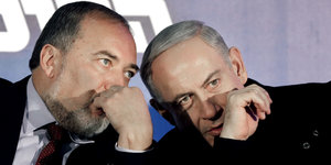 Avigdor Lieberman (links) flüstert Benjamin Netanjahu etwas zu