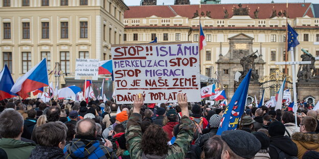 Bürger protestieren in Tschchien gegen "Islamisierung", indem sie "Stop-Merkel"-Plakate hochhalten