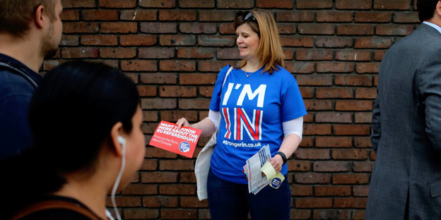 Eine Brexit-Gegenerin verteilt Flugblätter. Auf ihrem T-Shirt steht in Englisch: Ich bin drinn.