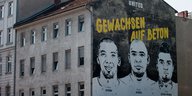 Die Köpfe der Brüder Jérôme, George und Kevin-Prince Boateng, aufgemalt auf einer Hausfassade in Berlin