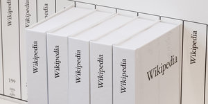 Weiße Bücher mit dem Titel "Wikipedia"