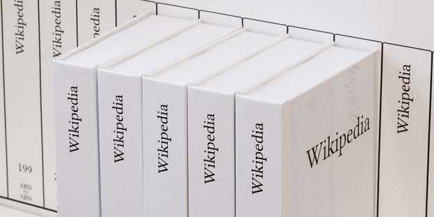 Weiße Bücher mit dem Titel "Wikipedia"