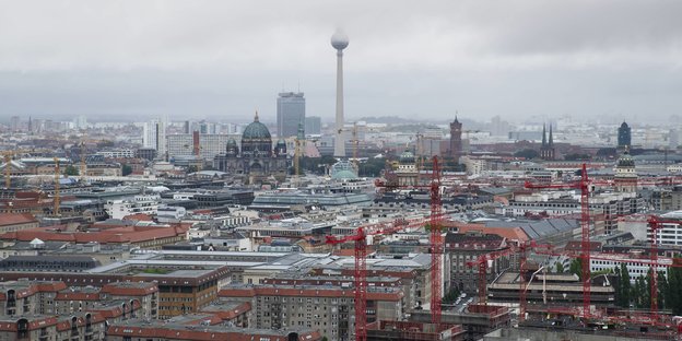 Skyline von Berlin mit Fernsehturm und Baukränen