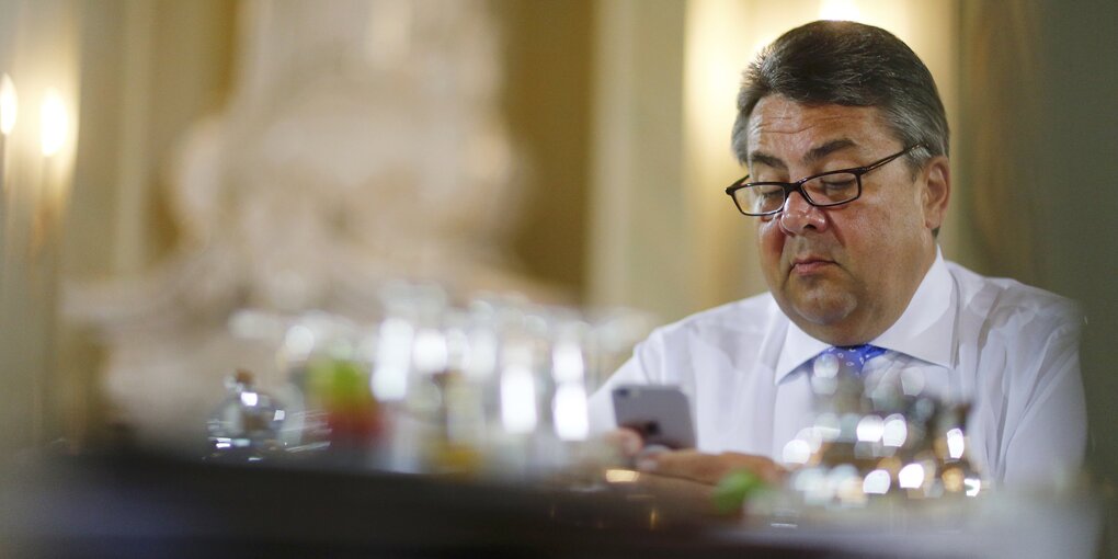 Sigmar Gabriel mit einem Smartphone