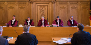 Richter in einem Gerichtssaal