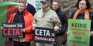 Demonstranten halten Schilder hoch, auf denen für einen Ceta-Stopp geworben wird