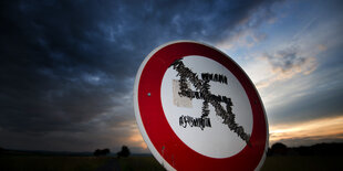 auf einem grünen Luftballon steht „Kein Kiez für Nazis“