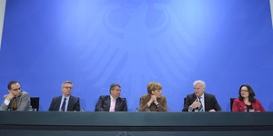 Bei einer Pressekonferenz sitzen nebeneinander: Heiko Maas, Thomas de Maiziere, Sigmar Gabriel, Angela Merkel, Horst Seehofer