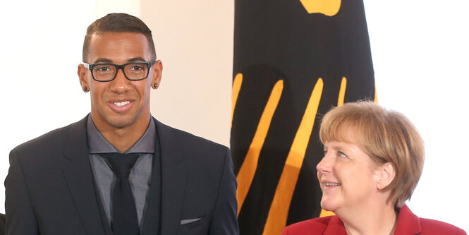 Ein Mann, Jerome, Boateng, und eine Frau, Angela Merkel, die ihn ansieht