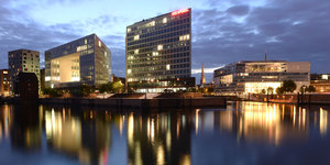 Das "Spiegel"Gebäude in Hamburg spiegelt sich auf dem Wasser