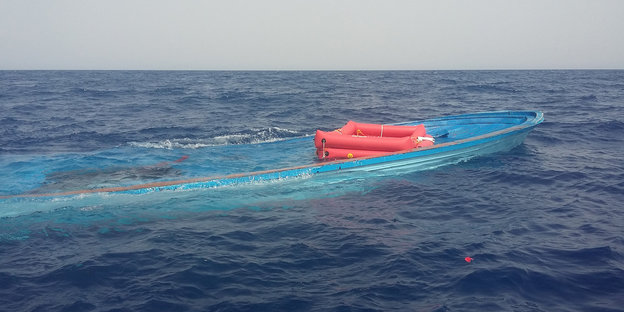 EIn leeres Boot, das halb unter Wasser steht, treibt auf dem Mittelmeer.