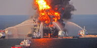 Die Ölplattform Deepwater Horizon steht in Flammen