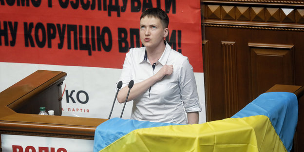 Nadeschda Sawtschenko steht auf einem Pult im ukrainischen Parlament, die linke Hand auf der Brust zum Eid erhoben