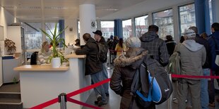 Warteschlange im Jobcenter Neukölln.