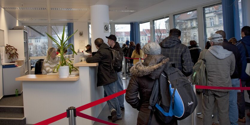 Warteschlange im Jobcenter Neukölln.