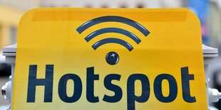 Ein Schild mit Hotspot-Symbol und der Aufschrift Hotspot