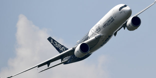 Ein Airbus 350 fliegt vor blauem Himmel