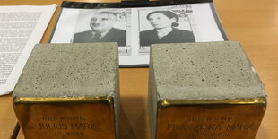 Zwei Stolpersteine und ein Schnellhefter