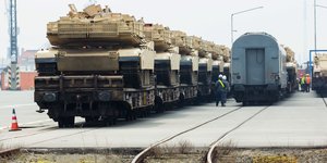 mehrere Panzer auf Güterwagons