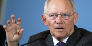 Ein Mann gestikuliert mit seiner Hand. Es ist Wolfgang Schäuble