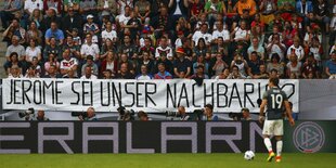 Fußballfans mit einem Transparent: „Jerome sei unser Nachbar“