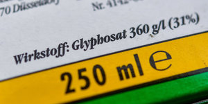 Ein Schild auf dem steht: Wirkstoff Glyphosat