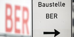 Baustellenschild am BER