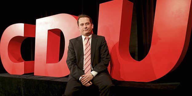 CDU-Parteichef Roland Heintze posiert vor den überdimensionalen Buchstaben "CDU".