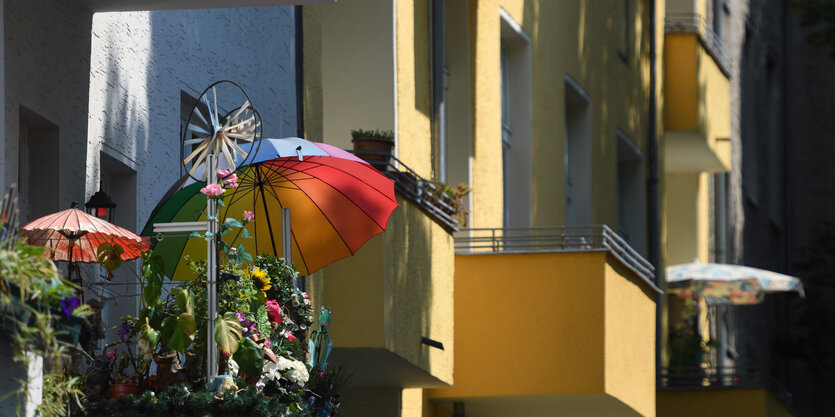 Eine Hausfassade mit Sonnenschirmen