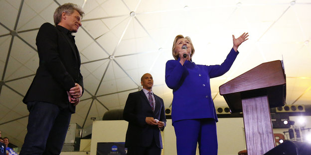 Jon Bon Jovi, Hillary Clinton und ein Senator von New Jersey stehen auf einer Wahlkampfbühne