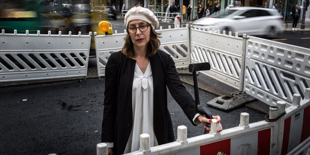 Steffi Lang steht auf der Unfallkreuzung in Kreuzberg