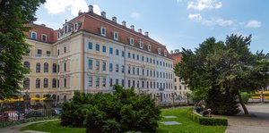 Das Taschenbergpalais in Dresden, ein großes, klassizistisches Gebäude, an einem Sommertag