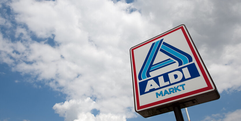 Ein Aldi-Schild vor blauem Himmel