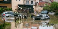 Überschwemmte Autos und zerstörte Häuser im bayrischen Simbach.