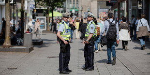 Polizisten in der Düsseldorfer Altstadt